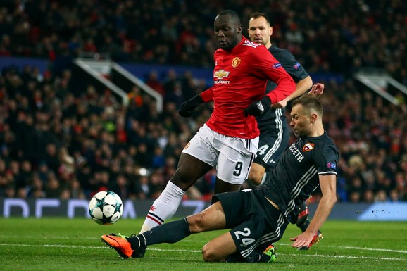 Vasilij Berezucki u duelu sa Lukakuom