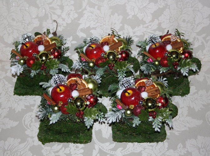 Ministroiki na bożonarodzeniowy stół z jabłuszkami, laskami cynamonu, małymi bombkami i listkami. Autorka: Marta Jarosińska-Mańka