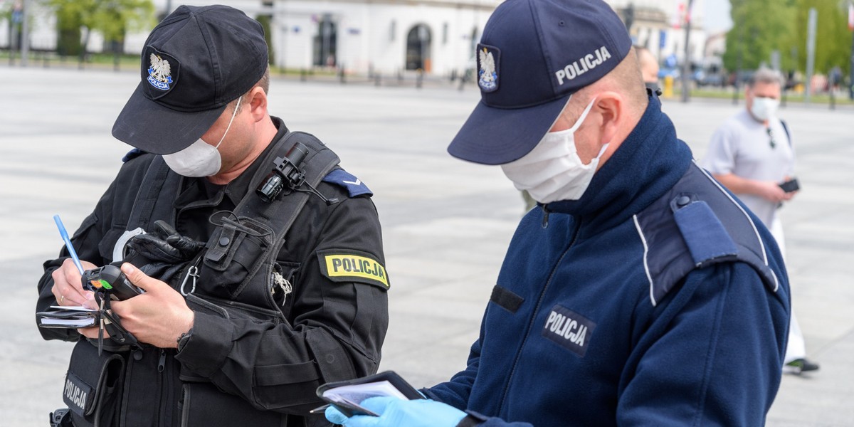 Kontroli obowiązku zasłaniania nosa i ust można się spodziewać w pierwszej kolejności w miejscach, gdzie lekceważone będą obowiązujące obostrzen