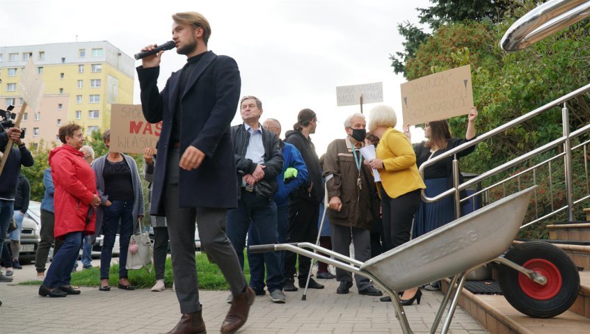 Mieli wywieźć prezesa SM Jaroty na taczce. Ten jednak zdążył odjechać [ZDJĘCIA]