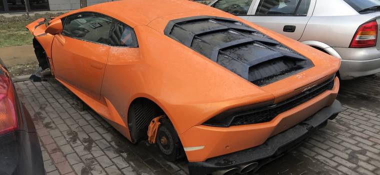 Z rozbitego w Warszawie Lamborghini ukradziono koła i znaczek