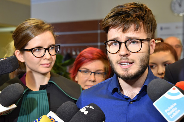 Organizator Marszu Równości Bartosz Staszewski rozmawia z dziennikarzami po ogłoszeniu wyroku.