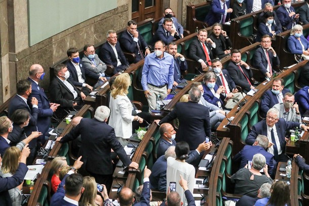 Paweł Kukiz wstał i ukłonił się posłom opozycji, którzy krzyczeli do niego m.in.: „Hańba!, „zdrada! „Paweł, jak możesz?! Paweł, wycofaj się! Nie rób tego sobie i swojej rodzinie!