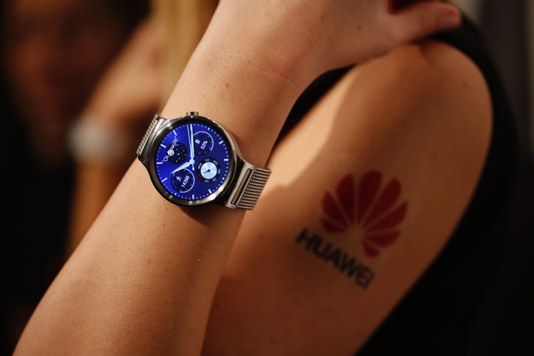 Drugim „wearables” zaprezentowanym przez chiński koncern jest zegarek Huawei Watch. Nie ma wątpliwości, że wykonany ze stali nierdzewnej i wodoodporny smartwatch, to obecnie jedno z najpiękniejszych tego rodzaju urządzeń dostępnych na rynku. Zegarek Huawei został wyposażony w 1,4-calowy, odporny na zarysowania wyświetlacz AMOLED, który jest dodatkowo chroniony przez szafirowe szkło. W urządzeniu zastosowano wydajny i energooszczędny procesor Qualcomm APQ8026.