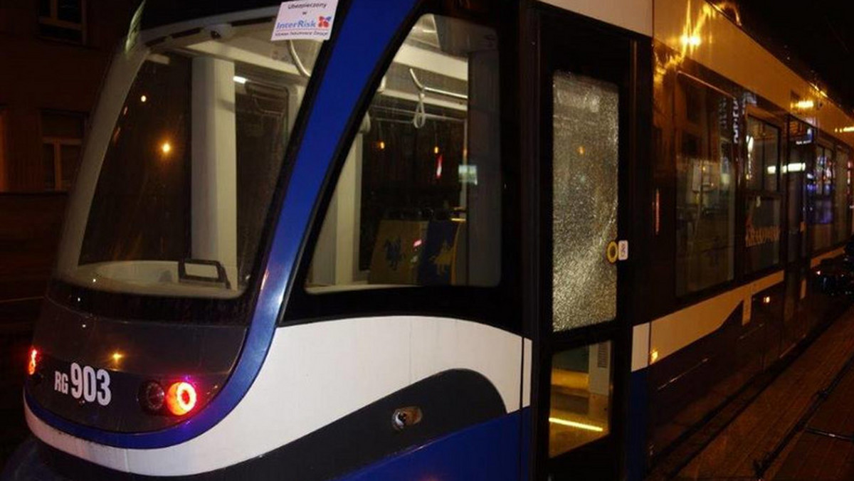 Вчора після 21.00 години на вулиці Могильській у Кракові обстріляли трамваї - повідомили у Муніципальному транспортному підприємстві. Одна особа була поранена розбитим склом. Поліція затримала двох 18-річних чоловіків.