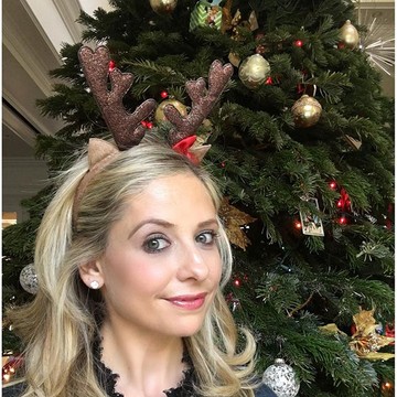 Mielőtt a népes család hazaér, még egy gyors szelfi a karácsonyfával: Sarah Michelle Gellar.