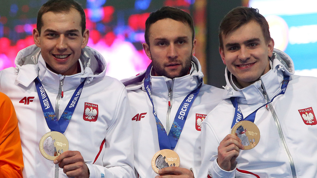 Jan Szymański, łyżwiarz szybki z Poznania, został pierwszą osobą ze stolicy Wielkopolski, która zdobyła medal na zimowych igrzyskach olimpijskich. W rywalizacji drużynowej Polacy pokonali Kanadyjczyków.