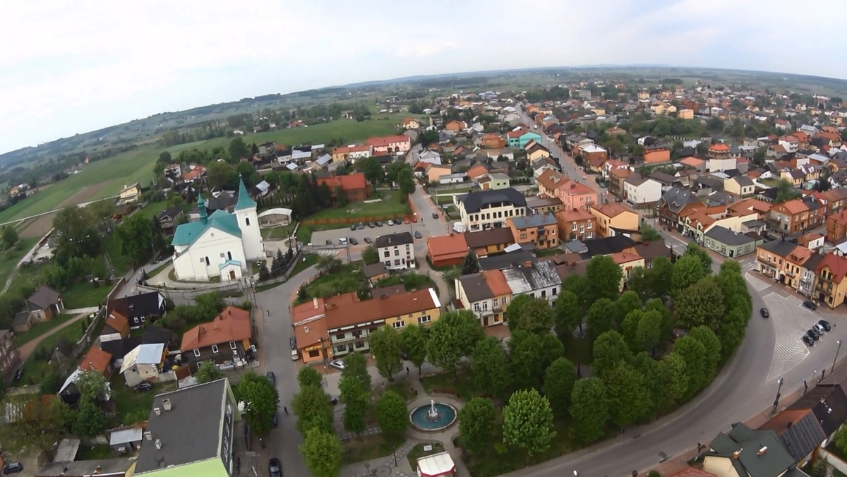 Zdecydowana większość mieszkańców gminy Radoszyce daje zielone światło władzom, by te wystąpiły o przywrócenie praw miejskich. Chce tego aż 93 proc. osób, które wzięły udział w konsultacjach. Radoszyce straciły prawa miejskie blisko 150 lat temu, a jeśli cała procedura przebiegnie sprawnie odzyskają je już w 2018 r.