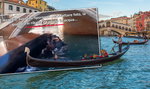 Turyści w Wenecji chcieli zrobić idealne zdjęcie, coś poszło nie tak. Wideo hitem internetu
