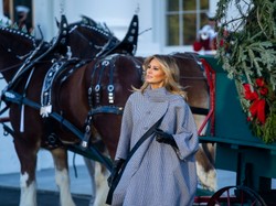 "Nieźle, jak na taki worek". Internauci oceniają najnowszą stylizację Melanii Trump. FOTO