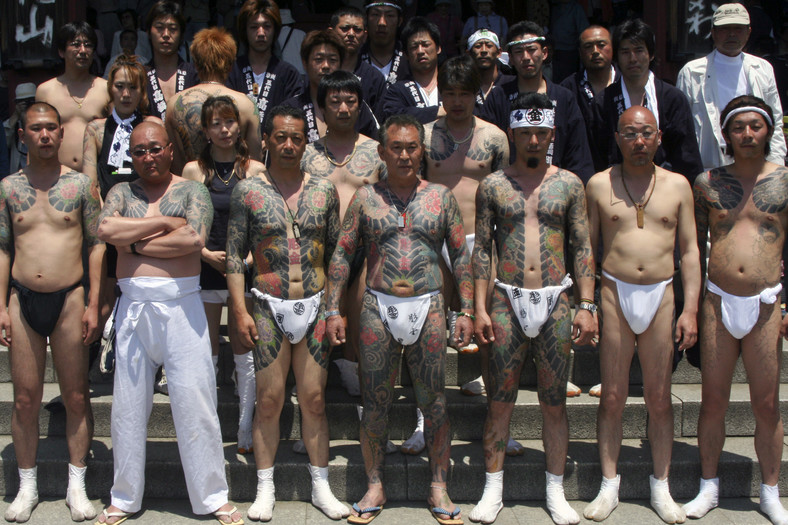Członkowie Yakuzy z dumą prezentują swoje tatuaże (2005 r.)