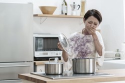 Proste triki, by pozbyć się odoru spalenizny. Przydatne zwłaszcza zimą!