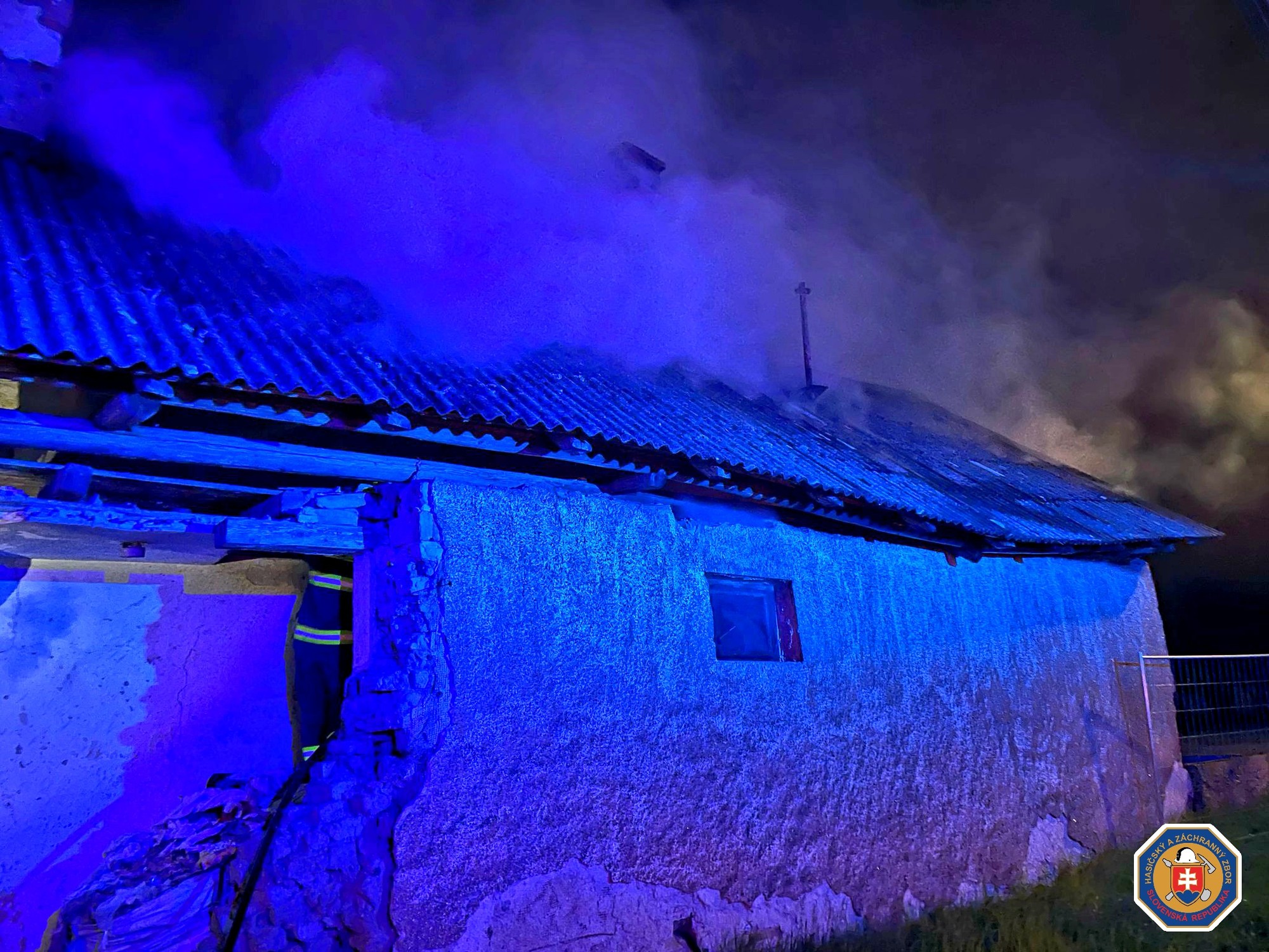 Pre nedbalosť vznikol počas noci v obci Vrakúň požiar rodinného domu.