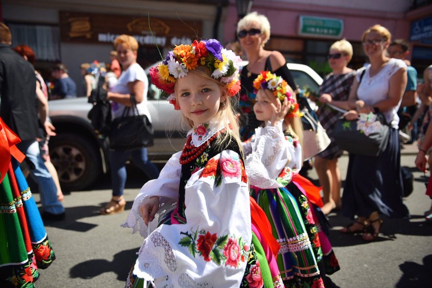 Dziewczynki w tradycyjnych strojach na procesji Bożego Ciała w Łowiczu