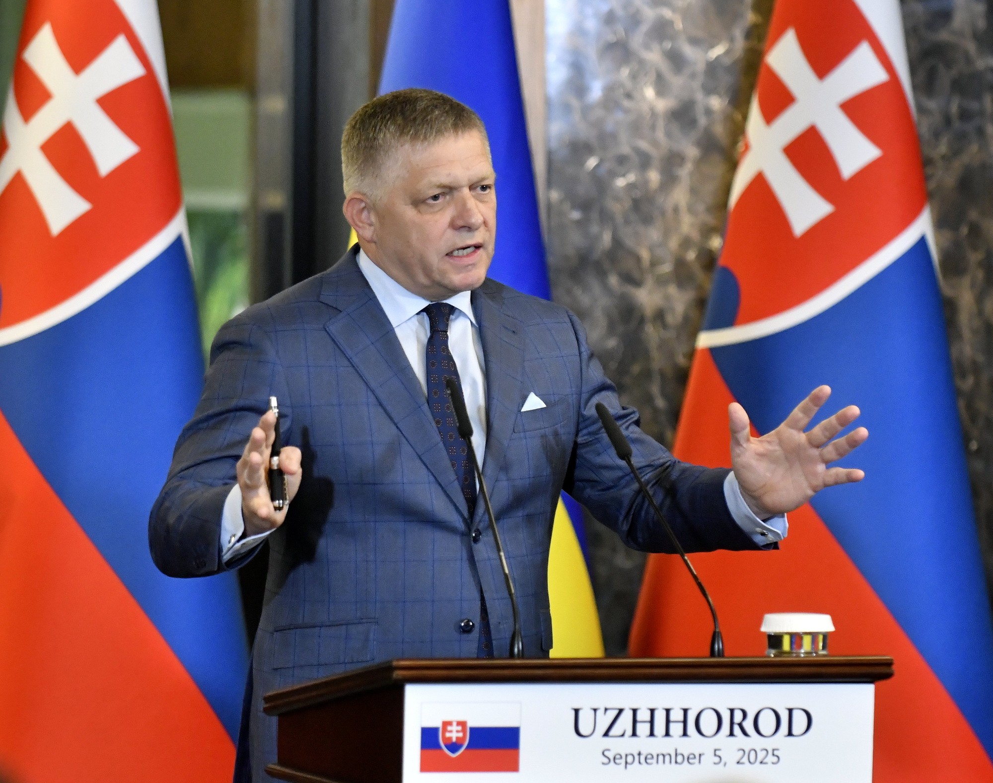 Predseda vlády SR Robert Fico počas tlačovej konferencie s ukrajinským prezidentom Volodymyrom Zelenským.