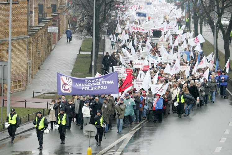 Kilkanaście tysięcy nauczycieli z całej Polski protestuje w Warszawie