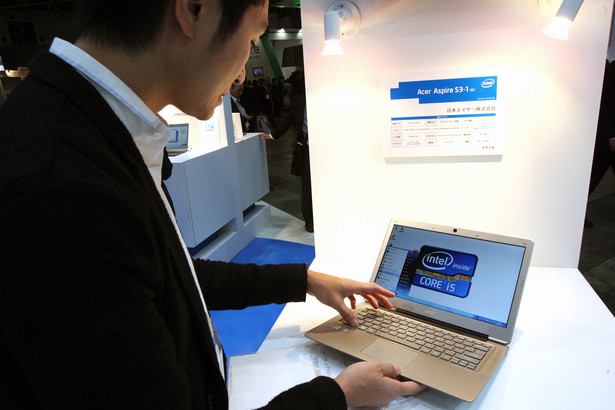 Mężczyzna ogląda komputer Acer'a. Fot. Tomohiro Ohsumi/Bloomberg