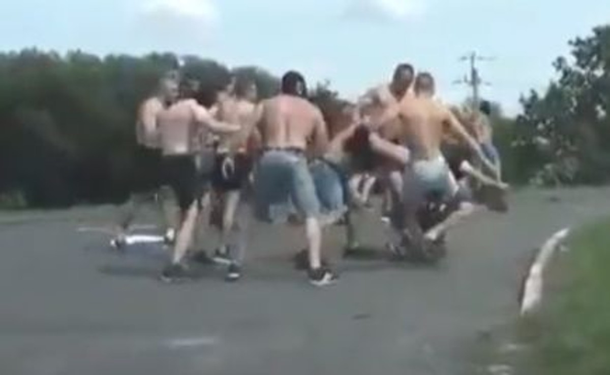 Sceny jak pod Grunwaldem. Kibole zrobili sobie ustawkę i staranowali radiowóz [WIDEO]