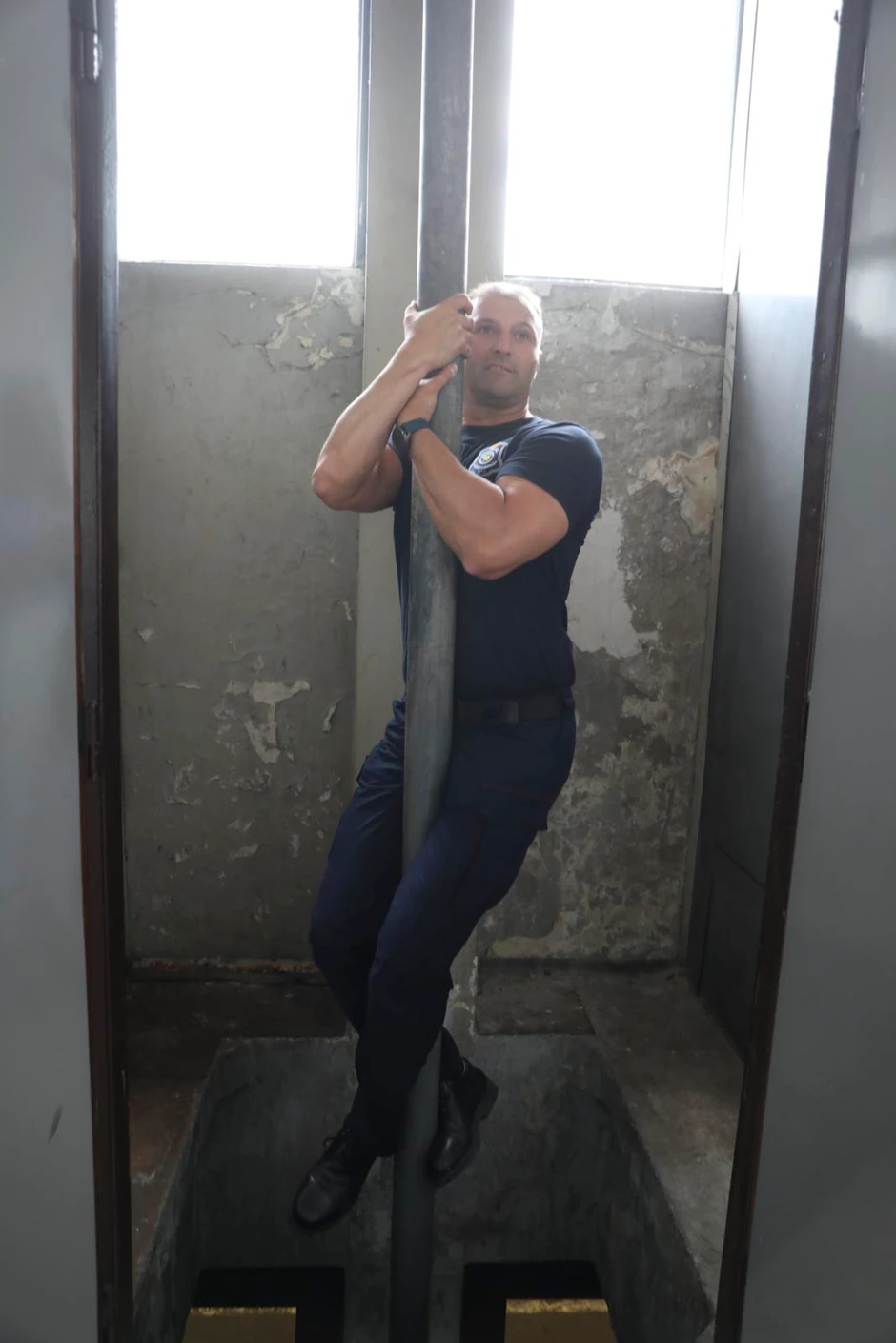 Niz šipku se brzo spuštaju do kamiona