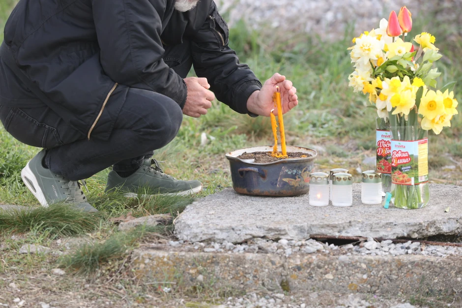 Zapaljene sveće na mestu gde je Danka Ilić nestala