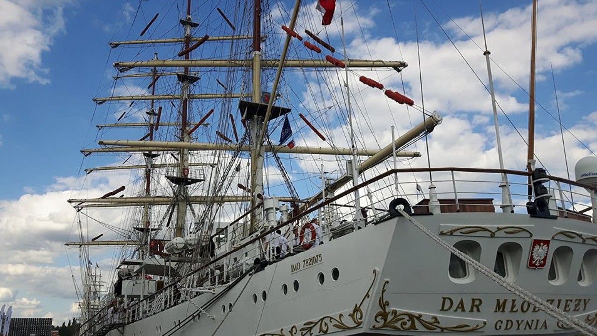 Mieszkańcy i turyści coraz bardziej kochają żaglowce, a dokładnie imprezy podczas szczecińskich finałów regat The Tall Ships Races - takie wnioski można wyciągnąć ze specjalnego raportu zleconego przez urzędników. "Wpływ finału regat TSR2017 na gospodarkę Szczecina" według raportu jest naprawdę duży.