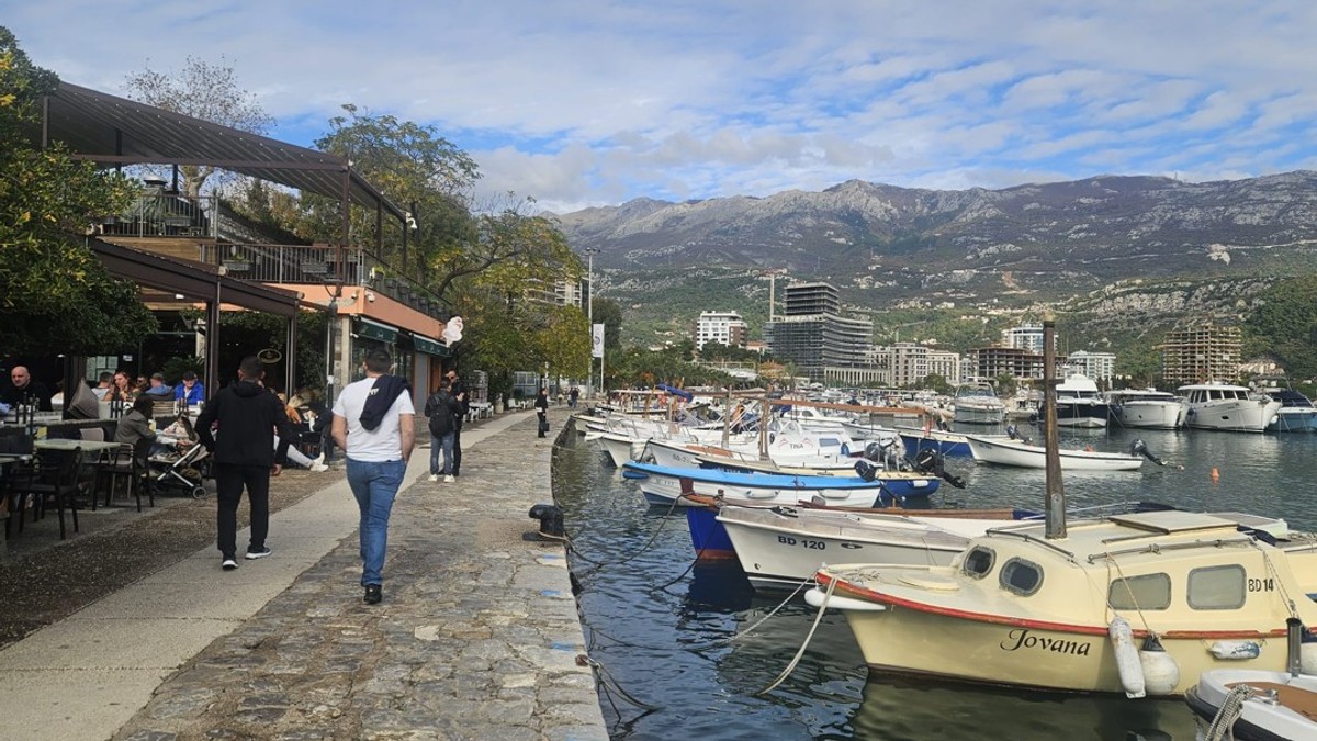 Pronašao novčanik sa novcem i karticama u Budvi, pa prešao kilometre da ga vrati nemačkoj turistkinji: Ona mu prvo pretila pa mu poklonila - ČOKOLADU
