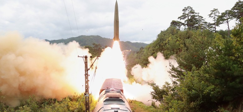 Korea Północna dumna z rakiet na platformach kolejowych. Test udany, ale tory są w złym stanie