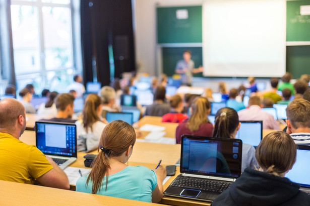 Spór w tej sprawie toczyło stowarzyszenie prowadzące centrum edukacji zawodowej (o statusie niepublicznej placówki oświatowej), szkolące w zawodach związanych z księgowością i rachunkowością.