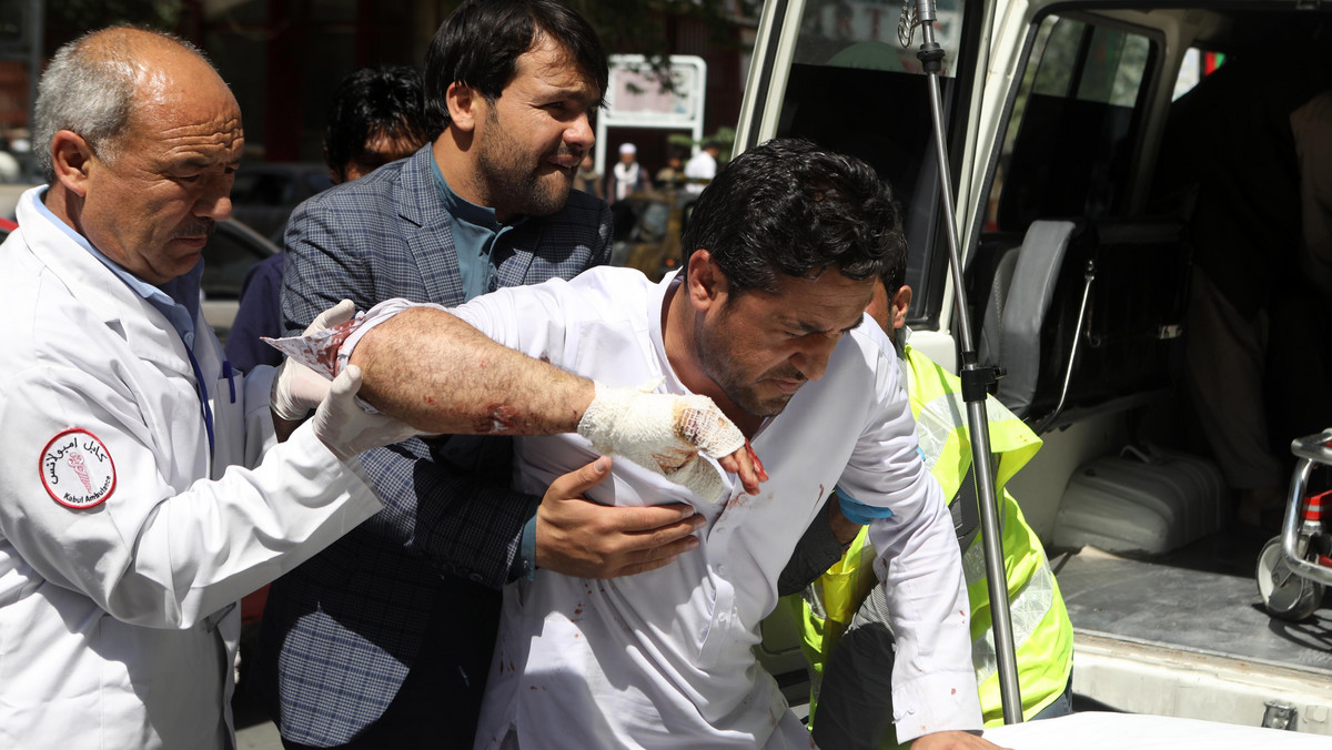 W zamachu z użyciem ciężarówki z materiałami wybuchowymi, do którego doszło w poniedziałek w Kabulu, zginęło co najmniej sześć osób, w tym dwóch policjantów, a rany odniosło 105 osób - podały afgańskie władze. Do przeprowadzenia ataku przyznali się talibowie.
