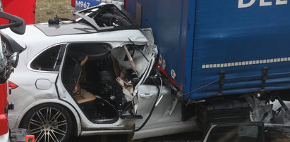 Koszmarny wypadek w Podlaskiem. Porsche wbiło się w tył ciężarówki, nie żyją trzy osoby