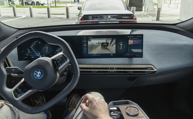 BMW iX jest pierwszym pojazdem niemieckiej marki oferującym zautomatyzowane funkcje jazdy i parkowania