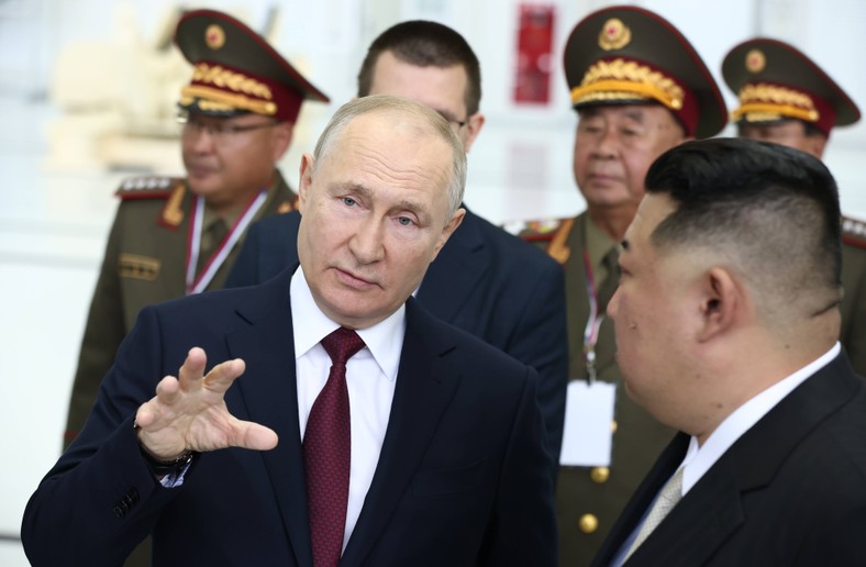 Władimir Putin i Kim Dzong Un, w tle północnokoreańscy wojskowi, Rosja, 13 września 2023 r.