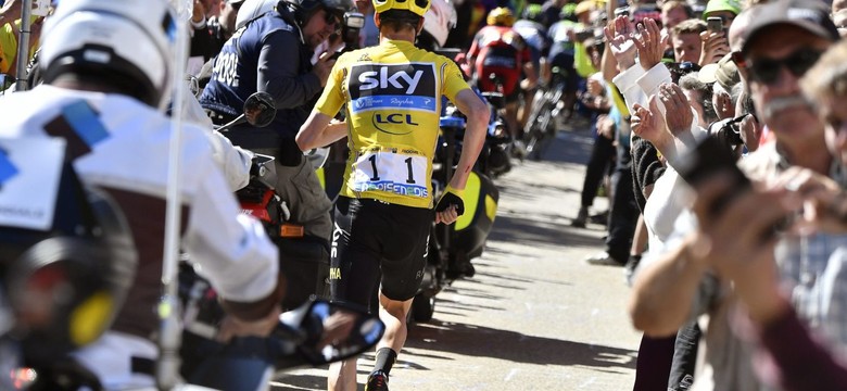Tour de France: Kraksa kilometr przed końcem 12. etapu. Lider Froome uszkodził rower i biegiem ruszył do mety