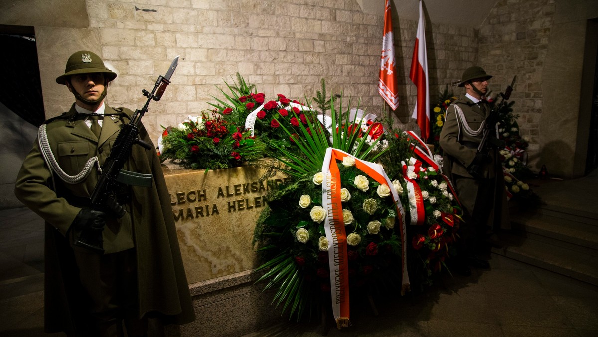 W Instytucie im. Lecha Kaczyńskiego znajdują się pamiątki po zmarłym prezydencie. Zbiór jest wciąż w budowie, wkrótce ma tam trafić pierwszy sarkofag, w którym pochowano Lecha i Marię Kaczyńskich. Nie wiadomo jednak, gdzie on się znajduje - pisze "Gazeta Wyborcza".