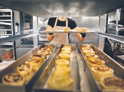 Ceny gazu na rynkach spadają: URE chce niższych taryf, a rząd - wakacji rachunkowych