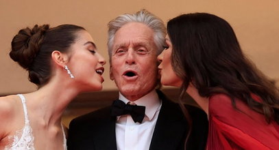 Michael Douglas zjawił się w Cannes z dwiema pięknościami. Jedna to żona. A druga? Zaskoczenie!