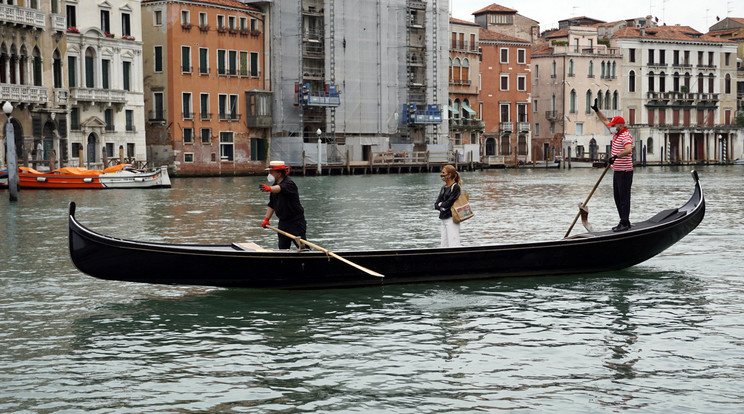 Két, védőmaszkot viselő gondolás szállít egy utast a velencei Canal Grande csatornán/Fotó: MTI/EPA/ANSA/Andrea Merola