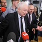 Jarosław Kaczyński (C) oraz członek komisji, poseł PiS Mariusz Gosek (C-P) w przerwie komisji śledczej ds. Pegasusa