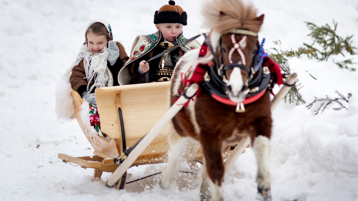 <strong>Jak wygląda Karnawał w góralskim wykonaniu? Wyścig kumoterek, skiring i ski-skiring, kolędowanie i jazda saniami – te wszystkie atrakcje czekają na Was od 6 do 9 lutego w Bukowinie Tatrzańskiej. </strong>