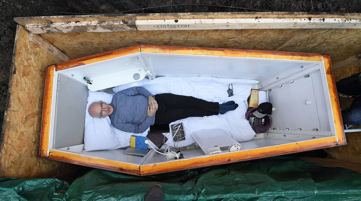 Az ír John Edwards külön-
leges koporsójába csöve-
ken jut le a levegő, és még 
egy apró WC-je is van/Fotó: Profimedia-Reddot