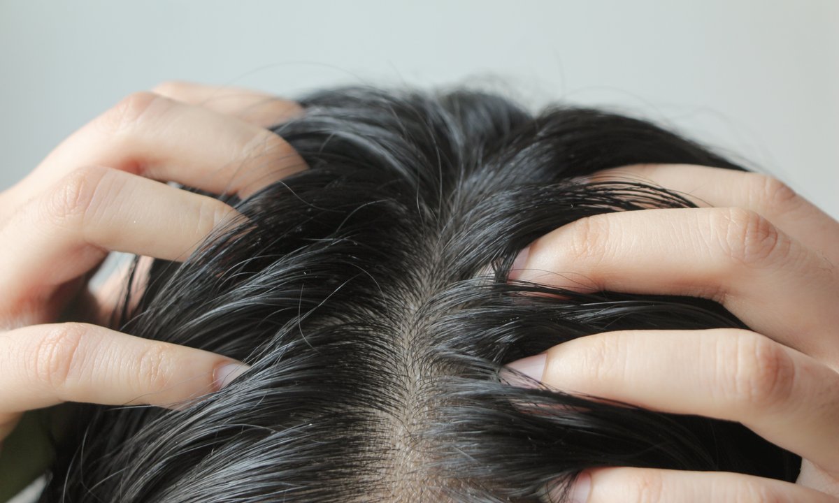 Wyrok na tłuste włosy. Ten szampon działa jak pochłaniacz sebum
