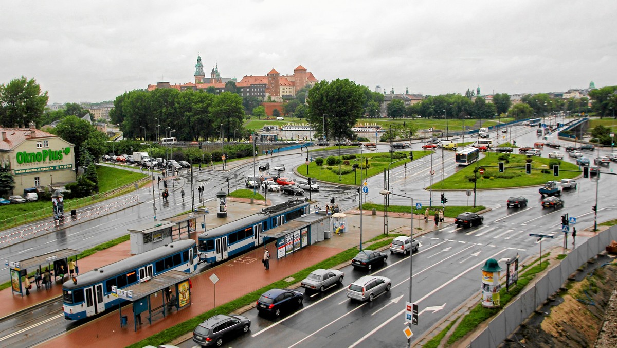 Urząd miasta zaprezentował wyniki Kompleksowych Badań Ruchu 2013. Co z nich wynika? Po Krakowie coraz więcej jeździmy samochodami, a mniej komunikacją miejską. Kraków ma też jeden z największych w Polsce współczynników podróży pieszych. Na podstawie danych z badania miasto będzie teraz korygowało politykę inwestycyjną i transportową. - To „laurka”, która powinna wstrząsnąć miastem – uważa ekspert z Politechniki Krakowskiej