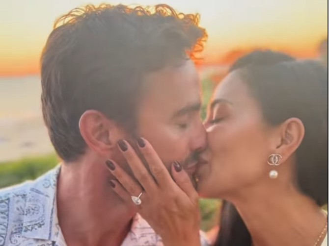 Najzgodnija žena na svetu ščepala 7 godina mlađeg verenika i ne pušta ga! Pljušte strastveni poljupci: Novi snimak "zapalio" internet