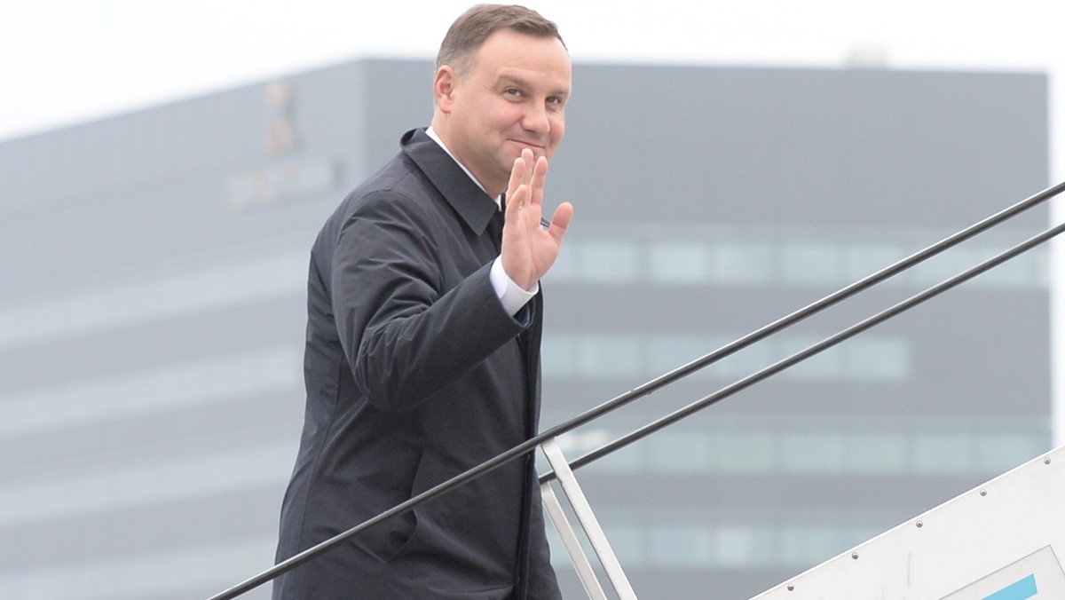 Prezydent Andrzej Duda przybył dziś do Budapesztu, gdzie weźmie udział w obchodach 60. rocznicy rewolucji węgierskiej. Andrzej Duda spotka się także prezydentem Węgier Janoszem Aderem.