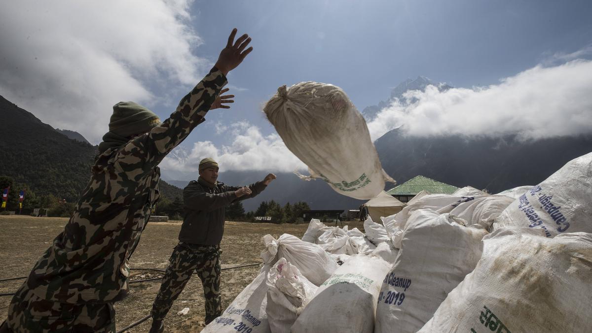 Nepalska armia podczas zbierania worków na śmieci z Mount Everest w Namche Bazar, dystrykt Solukhumbu. Nepal, 27 maja 2019 r.