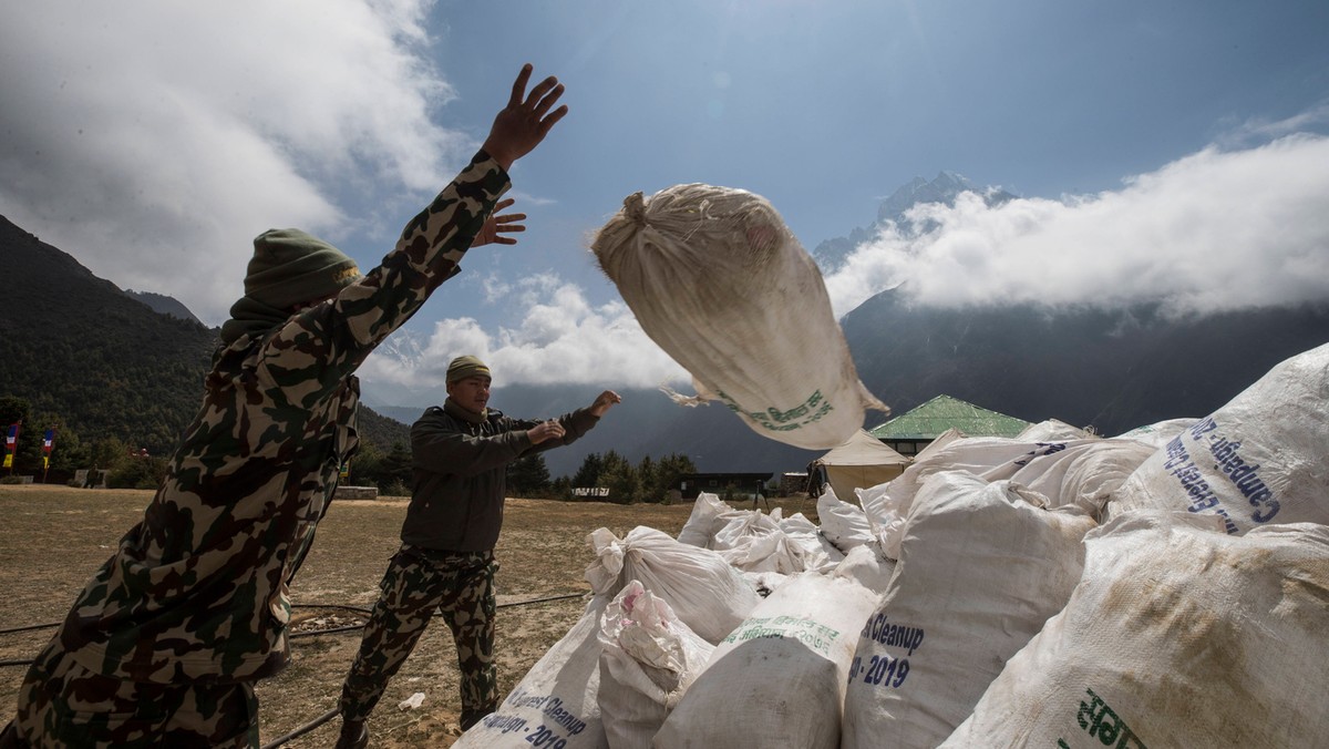 Nepalska armia podczas zbierania worków na śmieci z Mount Everest w Namche Bazar, dystrykt Solukhumbu. Nepal, 27 maja 2019 r.