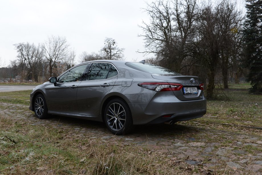 Toyota Camry to wygodna limuzyna, na dodatek elegancka. To jednocześnie dobre auto na długie dystanse, jak i reprezentacyjna limuzyna.