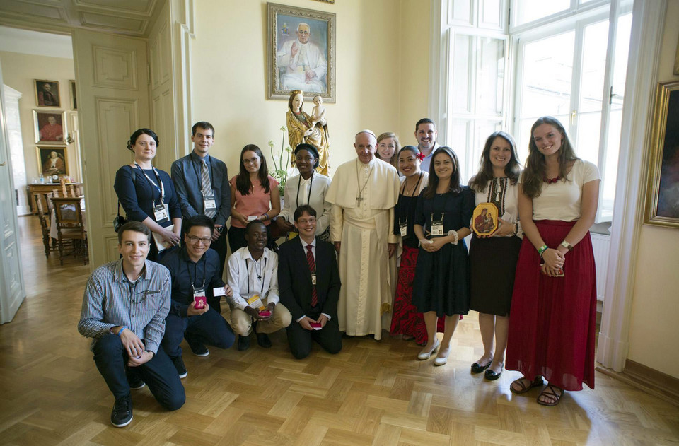 Pamiątkowe zdjęcie po obiedzie papieża z 12 przedstawicielami młodzieży