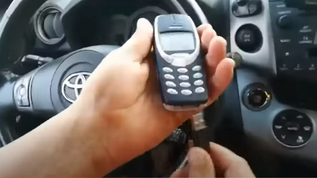 Uruchamianie Toyoty Rav4 "na Nokię 3310"