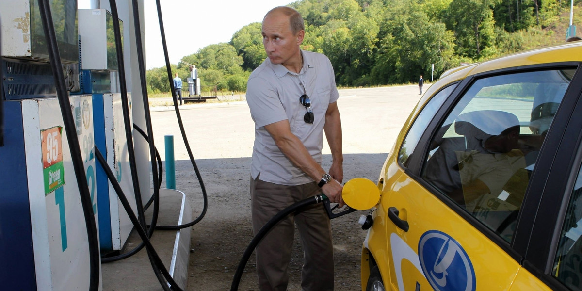 Zdjęcie ilustracyjne. Władimir Putin, w czasach gdy był premierem Rosji, tankuje samochód na stacji benzynowej w obwodzie chabarowskim w Rosji. 